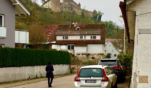 Blick vom Grundstück auf Burg Stettenfels (Gründung 14. Jh, in heutiger Form ausgebaut im 16. Jh. unter der Bankiersfamilie Fugger)