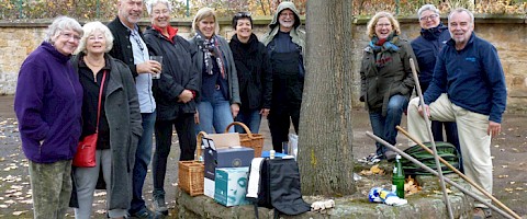 Vesper auf dem Schulhof nach getaner Arbeit und einsetzendem Regen