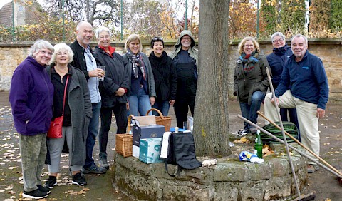 Vesper auf dem Schulhof nach getaner Arbeit und einsetzendem Regen