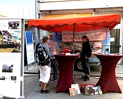 Infostand von WOHNEN MIT FREU[n]DEN auf der Oggersheimer Kerwe