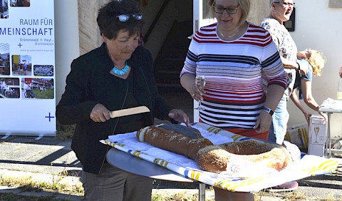 Berta Heyl und Angelika Fesenmeyer beim Anschneiden des symbolischen Schlüssels