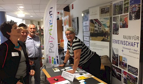 Der Marktplatz im Foyer mit den Projektständen von i3 Projekten ZammeZiehe und Wohnen mit Freunden