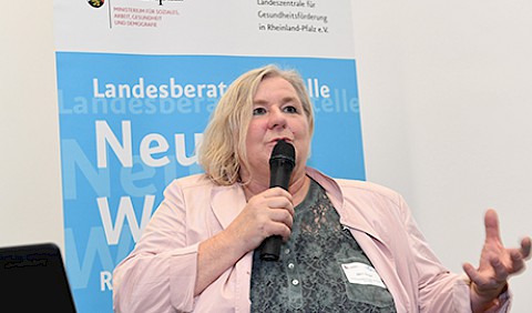 Berit Herger eröffnet das Symposium Räume machen Gemeinschaft