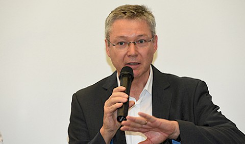 Herbert Sommer, stellvertr. Abt.-Leiter im Bau- u. FInanzministerium RP, erläutert die Förderprogramme des Landes. Foto Kristina Schäfer, Mainz 