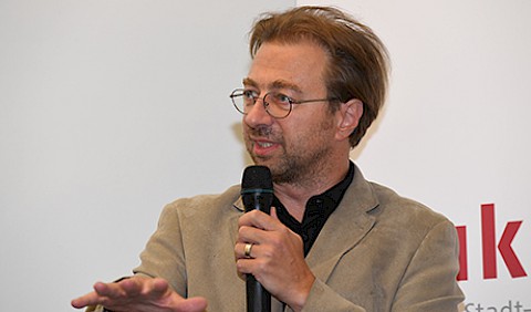 Dr. Harald Deinsberger-Deinsweger Wohnpsychologe und Baubiologe, beleuchtet das Thema Gemeinschaftsräume aus wissenschaftlicher Sicht. Foto: Kristina Schäfer, Mainz 