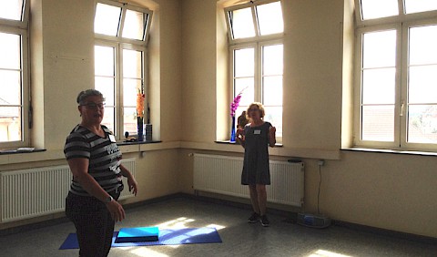 Susanna und Andrea im Yoga-Raum...