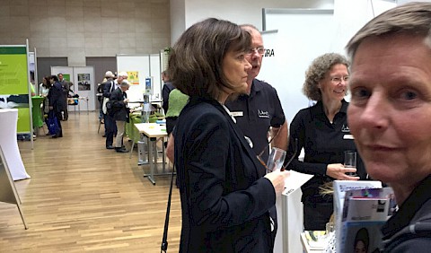 Oberbürgermeisterin Eva Lohse beim Standbesuch