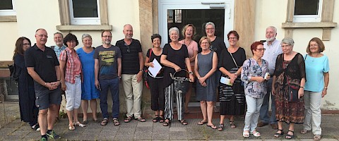 Besucher beim Gruppenbild mit Schule