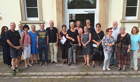 Besucher beim Gruppenbild mit Schule