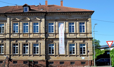 Ein großes Banner an der Fassade verrät...im Moment sind nur noch zwei Wohnungen innerhalb des Projektes frei...