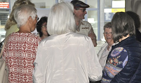 BesucherInnen im Gespräch