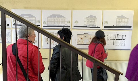 Die Umbaupläne werden mit großem Interesse studiert.....