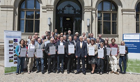 Gruppenbild der Preisträger mit Bundesminister Peter Ramsauer