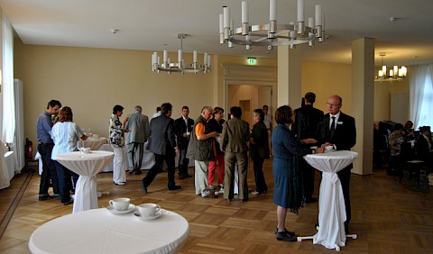 Gespräche im Foyer von Schloss Ribbeck