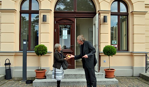 Die Birnenbegegnung: Günther Leonhard überreicht die Birne an die Vertreterin der Robert Bosch Stiftung