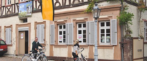 Tag der offenen Tür mit Fahnen und Plakaten