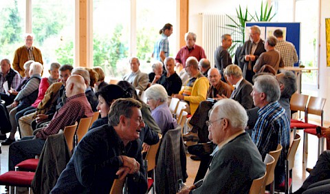 Angeregte Gespräche unter den BesucherInnen