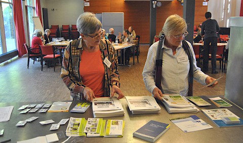 TeilnehmerInnen beim Durchstöbern des Büchertisches