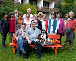 Gruppenbild mit (vielen) Dame(n), vier Männern und einem Hund