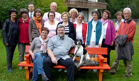 Gruppenbild mit (vielen) Dame(n), vier Männern und einem Hund