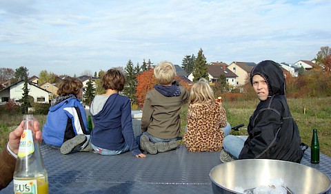 Die Kinder feiern mit