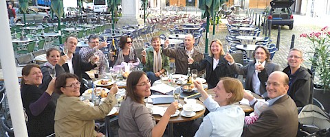 Strahlende Gesichter beim Begießen des Grundstückskaufs