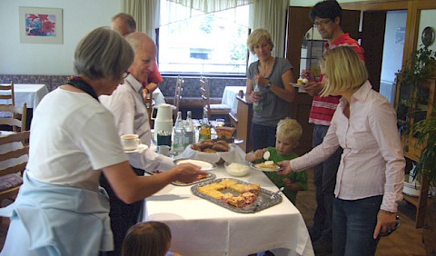 Renate Erhard`s Kuchenbuffet kommt gut an