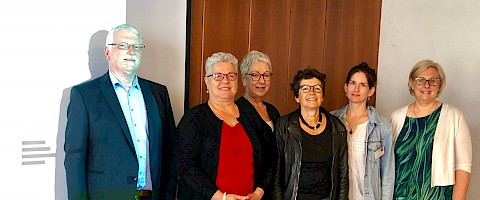 Beim Besuch in Edenkoben: Bürgermeister Ludwig Lintz, die Vorsitzende des  ZammeZiehe n.e.V. Susanne Roth, Jutta Grünenwald, Architektin Berta Heyl, Pia Leitgieb von der Ev. Erwachsenenbildung Baden und Angelika Fesenmeyer, 1. Beigeordnete von Edenkoben. (von Links)