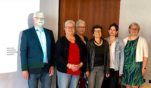 Beim Besuch in Edenkoben: Bürgermeister Ludwig Lintz, die Vorsitzende des  ZammeZiehe n.e.V. Susanne Roth, Jutta Grünenwald, Architektin Berta Heyl, Pia Leitgieb von der Ev. Erwachsenenbildung Baden und Angelika Fesenmeyer, 1. Beigeordnete von Edenkoben. (von Links)