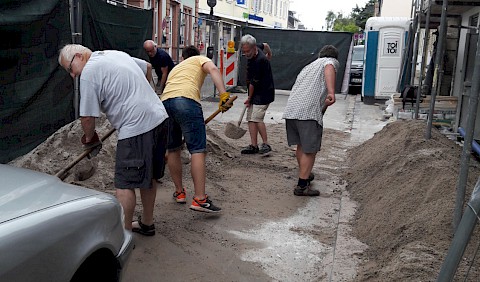 Gemeinsam Handanlegen hieß es im Vorfeld des Oldtimertages am 15. Juni.