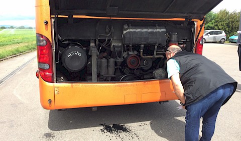 Schrecksenkunde...Motorschaden am Bus auf offener Strecke.