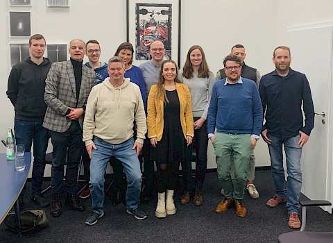 VertreterInnen der Gruppe und des Grundstücksverkäufers beim Abschluss des Kaufvertrages in den Räumen des Notariats Dr. Morlock.